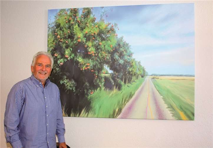 Trutz Ludwig mit seinem Bild „Ebereschen am Wegrand“, das jetzt im Rathaus zu sehen ist. Gemeinde Wachtberg/mm