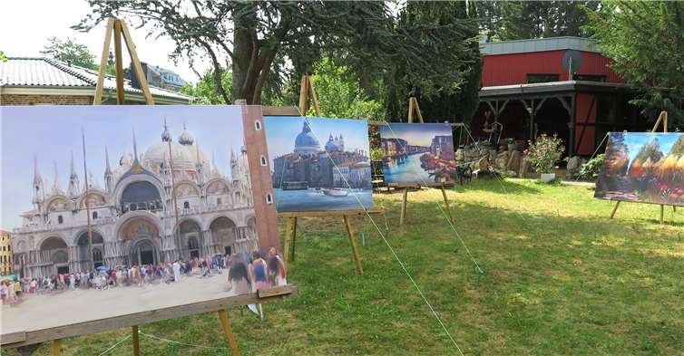 Trutz Ludwig präsentierte seine großformatigen Bilder auf großen Staffeleien im Garten. Gemeinde Wachtberg/mm