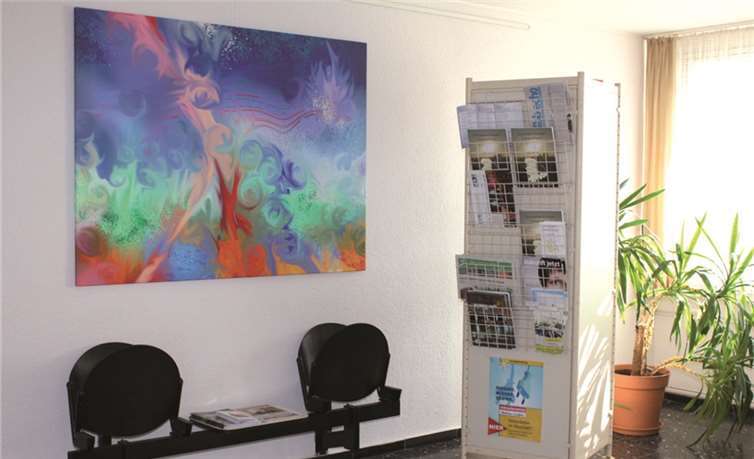 Trutz Ludwigs „Farbspiel in Blau“ empfängt die Besucher auf der ersten Etage des Rathauses. Gemeinde Wachtberg