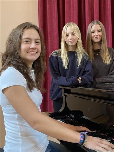 Tschidas Talente Lena Schneider, Saskia Berlinger und Carla Dienst (von links) treten am 2. November in der Ehemaligen Synagoge in Ahrweiler statt.  Foto:Alexandra Tschida