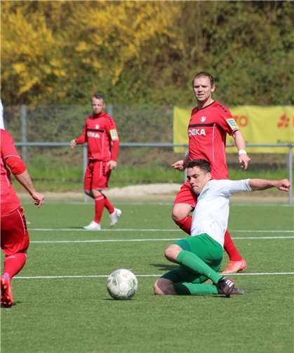 TuS-Abwehrspieler Timm Wiest (weißes Trikot) mit vollem Einsatz.  Foto: LS