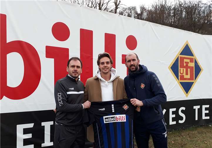 TuS-Cheftrainer Anel Dzaka (li.) und Sportvorstand Admir Softic (re.) mit Rückkehrer Lukas Hombach.Quelle: TuS Koblenz