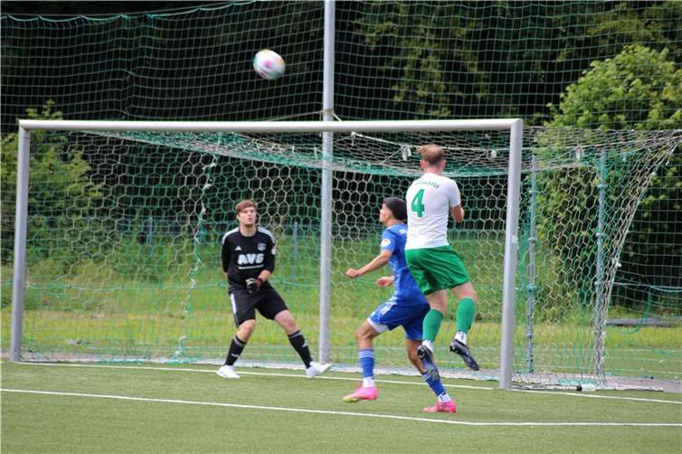 TuS-Kapitän Mirco Koll (4) gewinnt Kopfball-Duell vor dem Gästetor.  Foto: LS