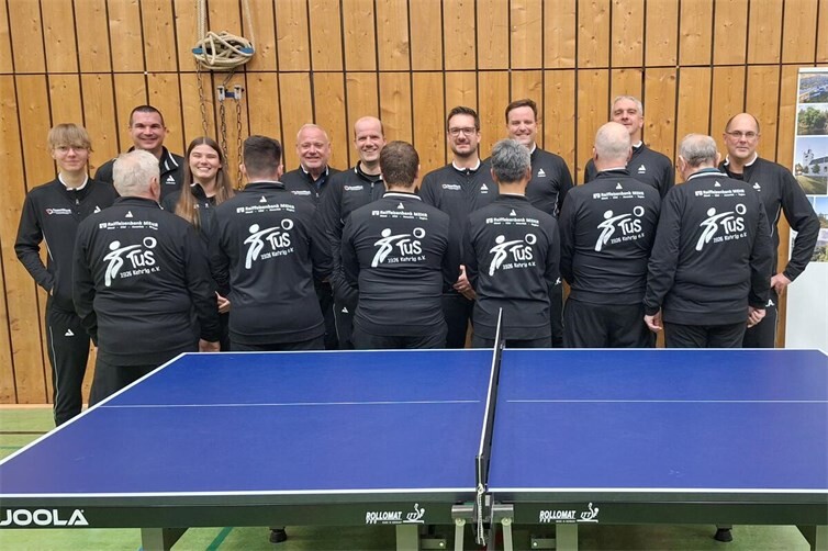 TuS Kehrig mit den neuen gesponsorten Trainingsanzügen der Raiba MEHR