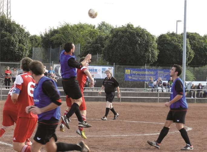 TuS Kettig (blaues Trikot) bekam das Spiel nicht richtig in den Griff. privat