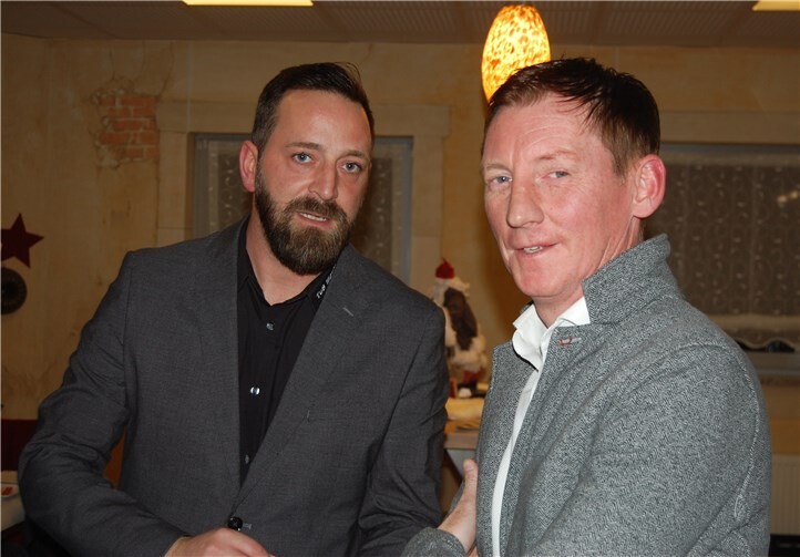 TuS Mayens Trainer Thomas Reuter (rechts) im Gespräch mit Jugendleiter Marco Dinkheller.