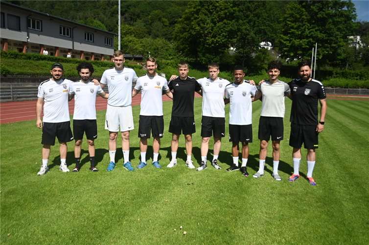 TuS Mayens Übungsleiter Marc Steil (re.) und sein Co-Trainer Mirco Panzetta (li.) mit den neuzugängen.  Foto: SK