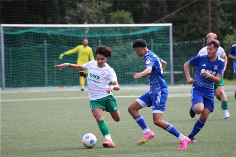 TuS-Neuzugang Boutziri im Duell mit einem SGL-Spieler.  Foto: LS