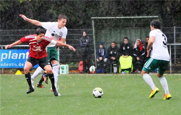 TuS Oberwinter gegen SG Hochwald-Zerf: starker Regen in der ersten Halbzeit.  RASCH