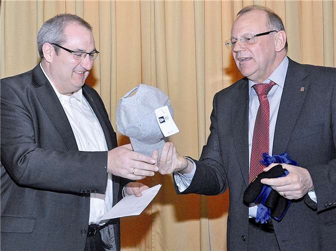 TuS-Präsident Werner Hecker verabschiedete Joachim Benner (l.) mit kleinen Präsenten. uko
