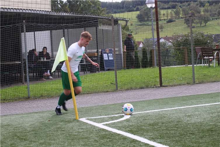 TuS-Spielführer Max Blohm spitzelte einen Eckball direkt ins Tor. Foto: Fiona Kochs