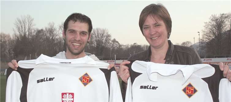 TuS-Teamchef Evangelos Nessos und Caritasdirektorin Martina Best-Liesenfeld präsentierten die neuen Trikots der U17.privat