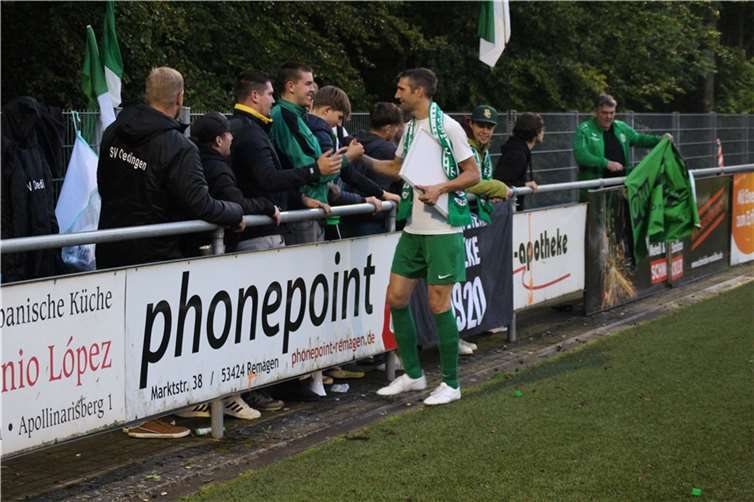 TuS-Torjäger Thomas Enke verabschiedet sich von den Fans. Foto: LS