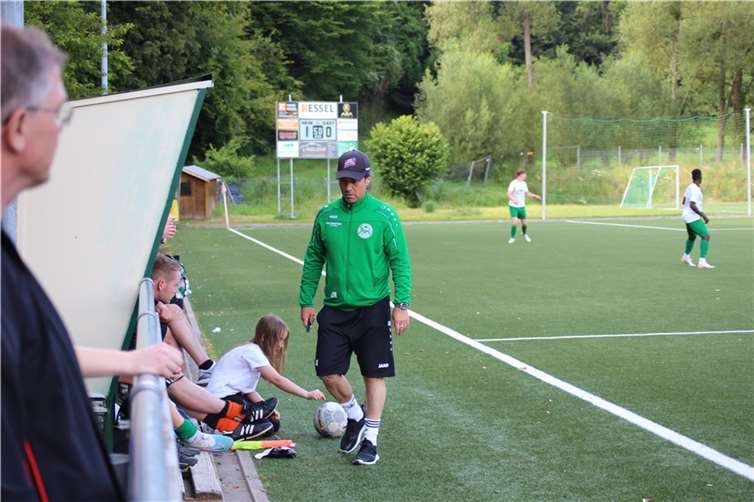 TuS-Trainer Cornel Hirt war sichtlich verärgert. Foto: LS