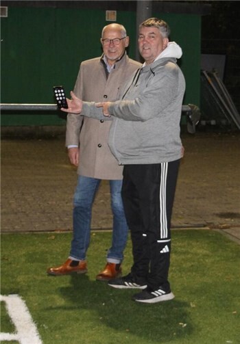 TuS-Vorsitzender Claus Wiest erklärt Ortsvorsteher Jürgen Walbröl die App zur Bedienung der Flutlichtanlage.  Foto: privat