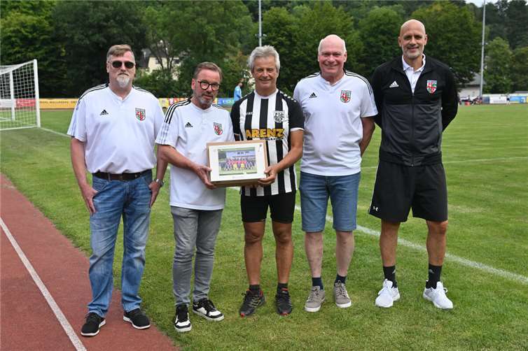 Walter Retterath: Fast 20 Jahre Engagement für den TuS Mayen im Rückblick TuS-Vorsitzender Wolfgang Treis (2.v.l.) verabschiedet Walter Retterath (Mitte) als sportlichen Leiter beim TuS Mayen. Foto: Peter Seydel
