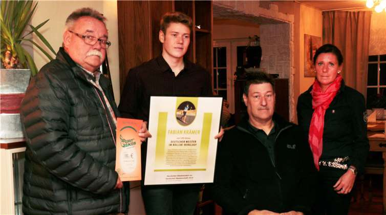 TuWi Vorsitzender Detlef Göbel (li.) ehrte bei einer kleinen Feier den Deutschen Juniorenmeister Rollski-Berglauf Fabian Krämer. Rechts Eltern und Trainer Uli und Conny Krämer.SES