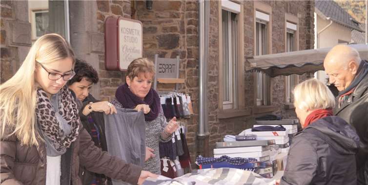 Tuchware, Schmuck, Textilien und CD’s haben im Angebot des Katharinenmarktes in Treis einen festen Platz.MT