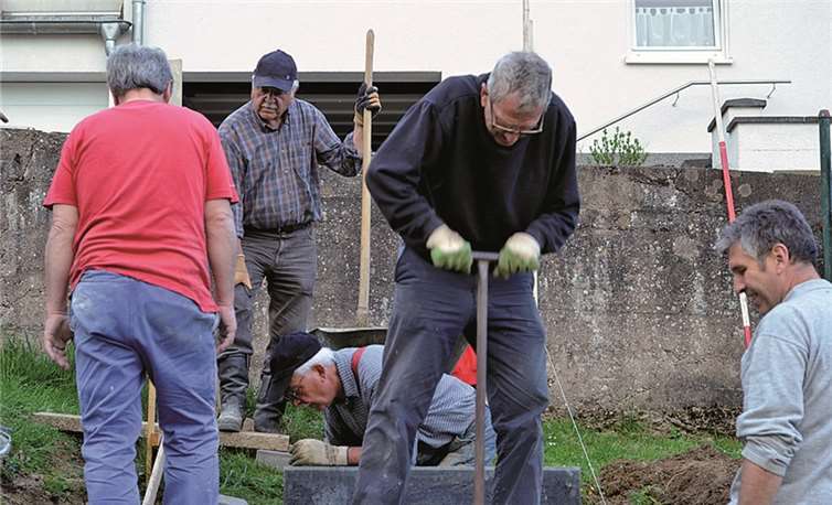 Tüchtig packen die "Steinbeißer" an und erneuern „et Kliepäädche“. privat