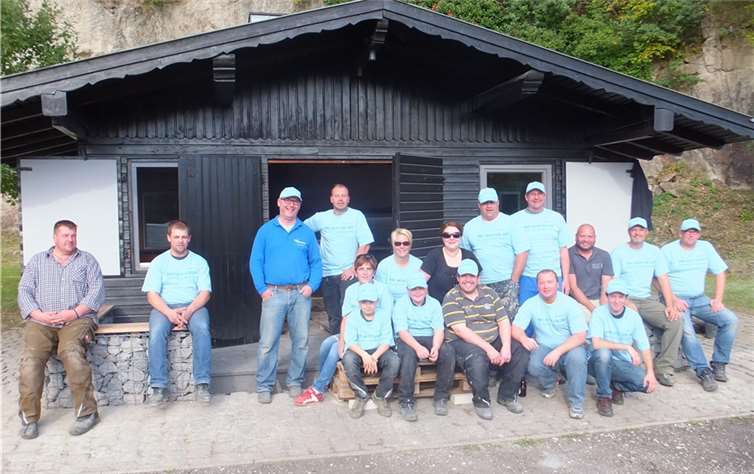 Tüchtig packten zahlreiche Hände an und erschufen gemeinsam eine runderneuerte Hütte. privat