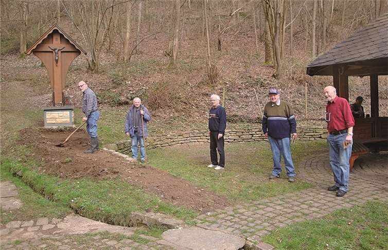 Tüchtig wurde angepackt und die Natur wieder gesäubert. Ortsgemeinde Löf-Kattenes
