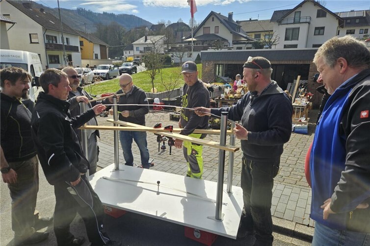 Tüftelarbeiten bei der Herstellung der neuen Stehtische