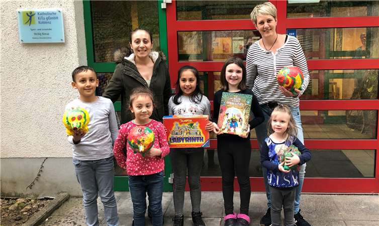 Tülay Müller (li.) mit Kindern der Spiel- undLernstube sowie Pia Schneider (re.)von der Standortleitung. Foto: privat