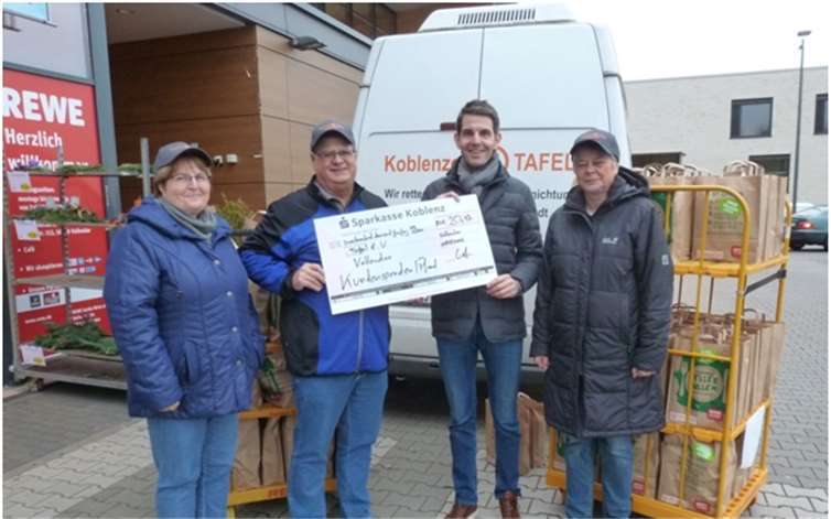 Tüten- und Scheckübergabe an die Tafel Vallendar am 1. Dezember vor dem Rewe-Markt durch Inhaber Guido Hörle (3.v.r.) an die Tafel vertreten durch Alfred Waurig (2.v.r). Petra Waurig (l) und KirstenPluhm (r) sind zuständig für die Ausstellung der Berechtigungsscheine. Privat