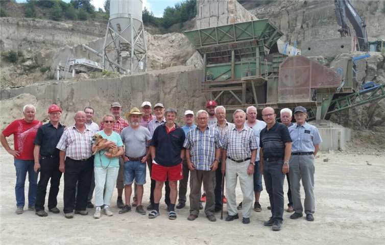 Tuffstein-Abbau in Weibern fand großes Interesse bei der Layerbruderschaft und Steinhauerzunft.Firma „Mendiger Basalt“