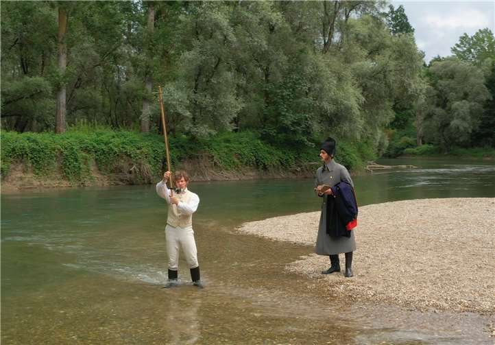 Tulla (Steffen Schroeder, l.) vermisst nicht nur das Land neu, sondern auch die Geschwindigkeit des Wassers.Foto: SWR/Vidicom/Peter Bardehle