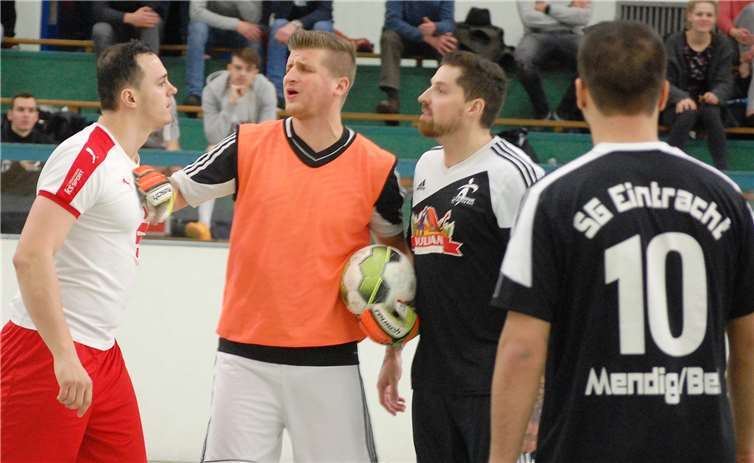 Tumultartige Szenen prägten das Halbfinale zwischen Ata Sport Urmitz und der SG Eintracht Mendig/Bell (in der Mitte der fliegende Torwart Daniel Bianco, rechts Sebastian Mintgen).