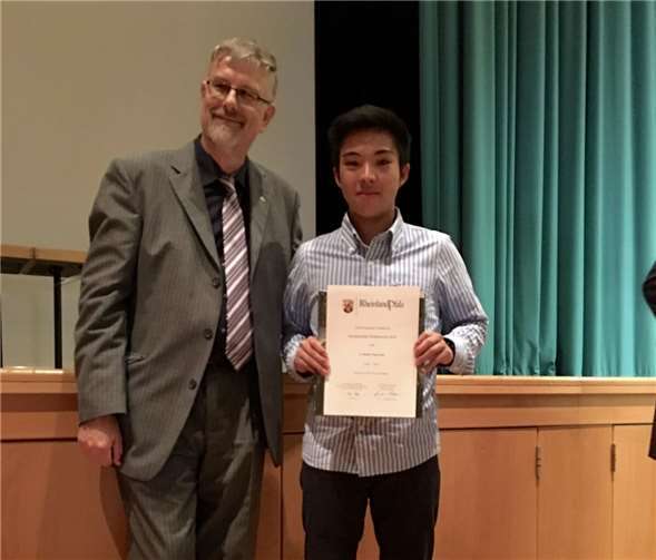 Tung Doan gewinnt neben dem ersten Landespreis auch den Preis des Bundestagspräsidenten.privat