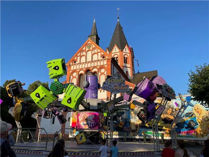 Turbulent ging es vor der Kirche zu.  Foto: ROB 