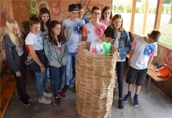 Turmbau mit vielen kleinen Holzstückchen.Dekanat Nassauer Land