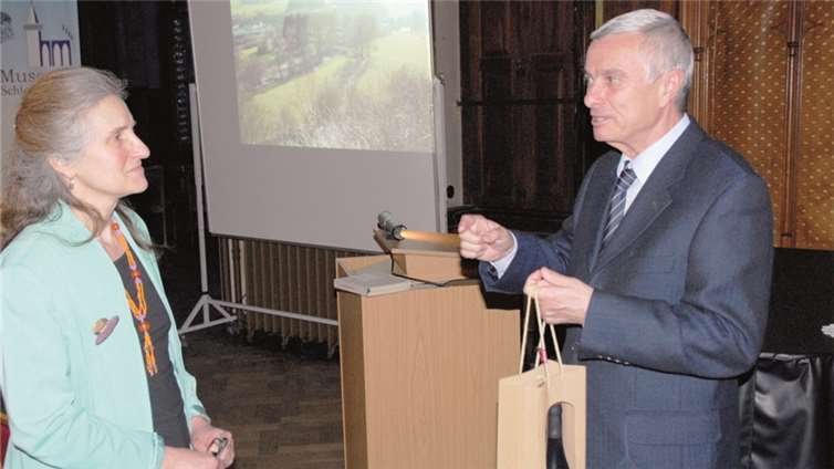 Turmgespräch zur Marienverehrung: Vorsitzender Karl-Friedrich Amendt dankt Referentin Hildegard Ginzler. privat