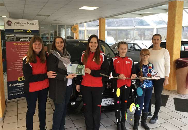 Turnerinnen freuen sich über 100 Euro vom Autohaus Schieder: (v.l.) Monika Fuchs, Ann-Kathrin Schowtjak, Frau Schieder, Nika Flato, Darya Novoselov, Valentina Flato. Foto: K.H. Schieder
