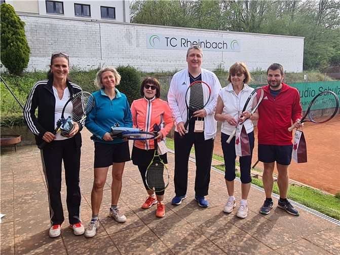 Turnierbeste (v.l.): Martina Maeker, Annette Schmidt-Taube, Brunhilde Raabe, Lars Hofmann, Karin Schulze, Lorenzo Falangone. Foto: privat