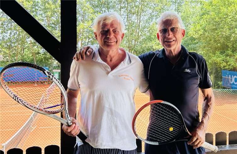 Turnierleiter Bernd Hörter und Jürgen Kossmann (HE 70).Foto: privat