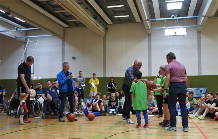 Turnierorganisator Paul Dennis (mit Mikro) und Präsident Jürgen Scholz, beide Lions Club Vallendar, übergeben Sonderpreise).Fotos: Lions Club Vallendar