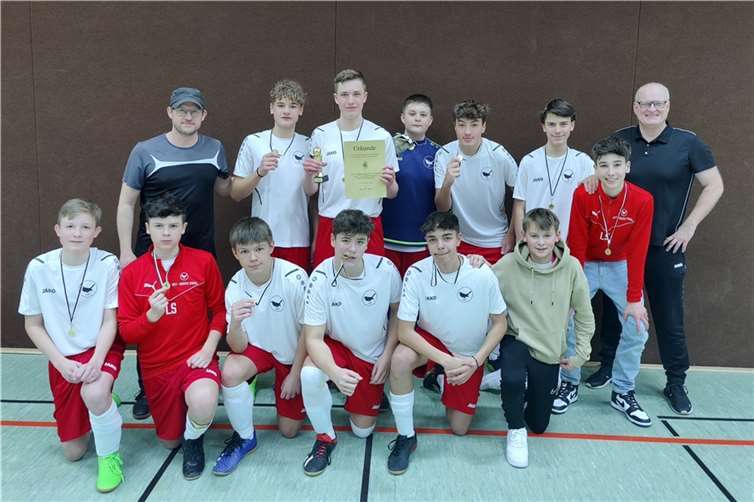 Turniersieg für die U15 mit den Trainern Carsten Embert und Arnold Grote.