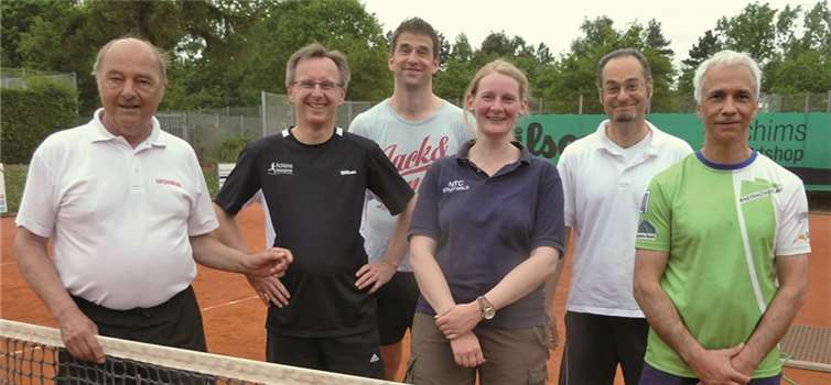 Turniersieger Herbert Arndt (1. v.l.) und Iris Degen (4. v.l.).privat