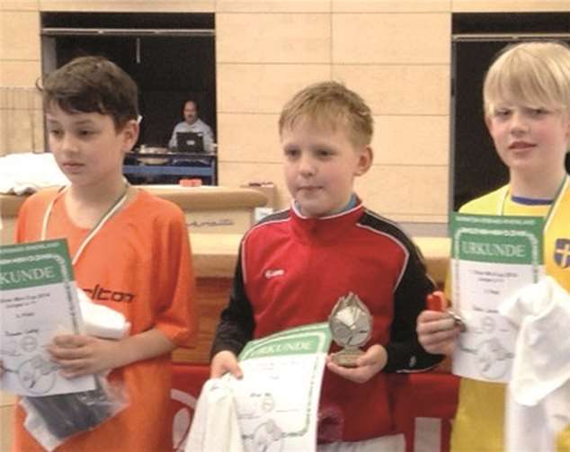 Turniersieger Robin Levin vom SV Unkel mit seinem alten und seinem neuen Doppelpartner.privat