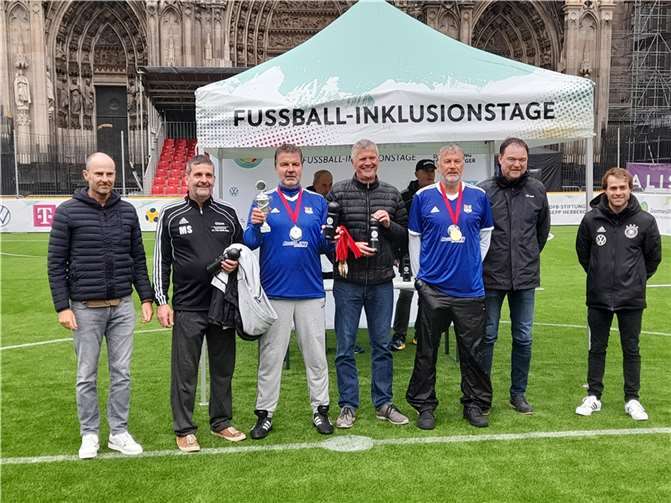 Turniersieger TTC Fritzdorf, Abteilung Walking Football, vor dem Kölner Dom.