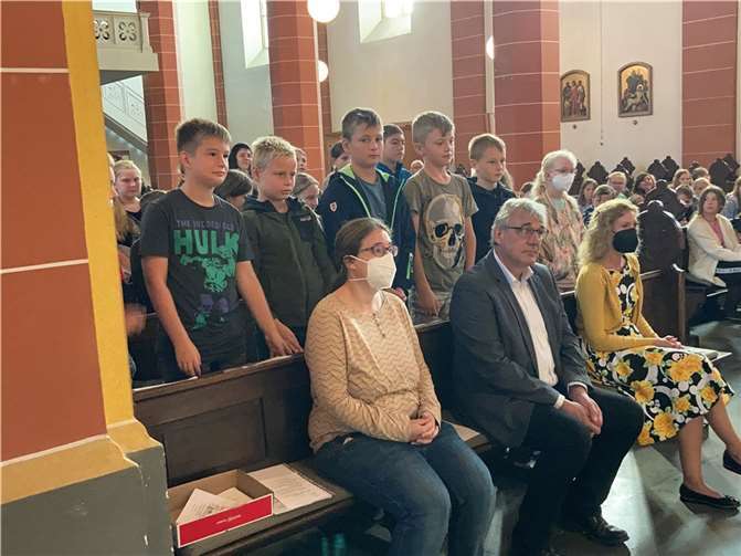 TutorInnen, SchülerInnen und eine Reihe interessierter Eltern und Großeltern nahmen am Gottesdienst teil.  Foto: Sylvia Langen