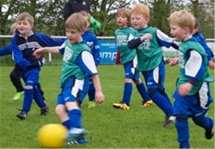 Typisch für den Bambini-Sport: (Fast) alle wollen den Ball. privat