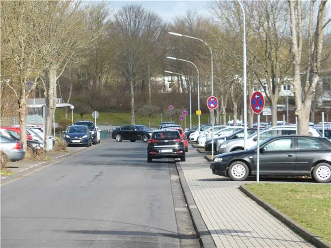 Typische Parksituation am Parkplatz Stadion in Montabaur; aufgenommen am Morgen eines Schultags im Januar 2020. Foto: R+T Verkehrsplanung