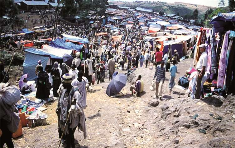 Typische bunte Märkte mit vielen Menschen prägen das Stadtbild in den meisten Gegenden Äthiopiens. STEIN