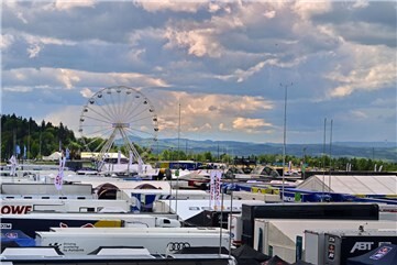 Typisches Eifelwetterprägte den ersten Tag der 54. ADAC RAVENOL 24h Nürburgring.Nach dem bereits über weite Strecken verregneten Qualifying 1 am Nachmittag wurden am Abend im Qualifying 2 die Bedingungen für die insgesamt 161 Starter noch schwieriger.