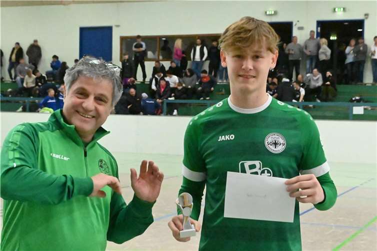 Tyron Wielpütz von der SG 99 Andernach wurde als bester Torwart des Turniers ausgezeichnet. Jugendleiter Martin Fuchs überreichte einen Gutschein.