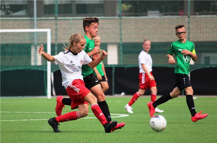 U 15-Spielerin Helen Röhrig (vorne) überzeugte gegen Kirchheim mit einer sehr guten Leistung. Im Hintergrund: Melina Weidenfeller. Foto: privat